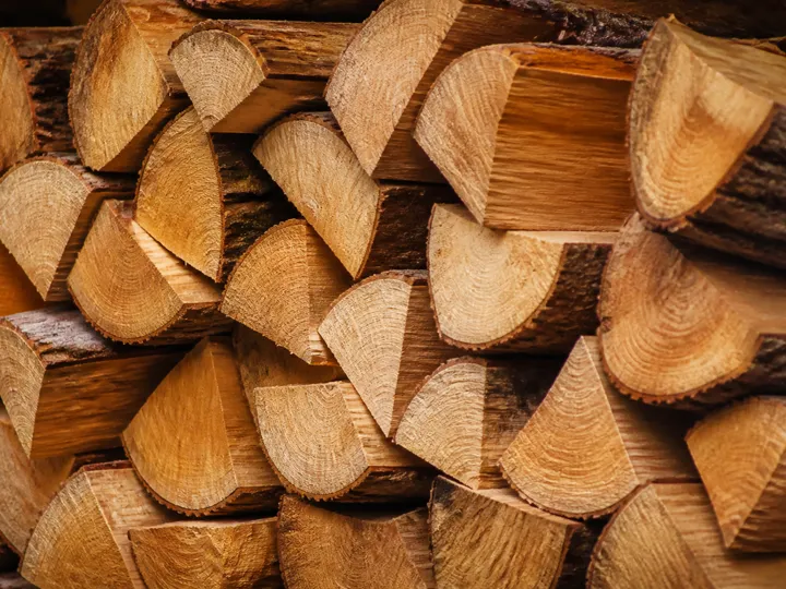 Bûches de bois de chauffage fendues et empilées